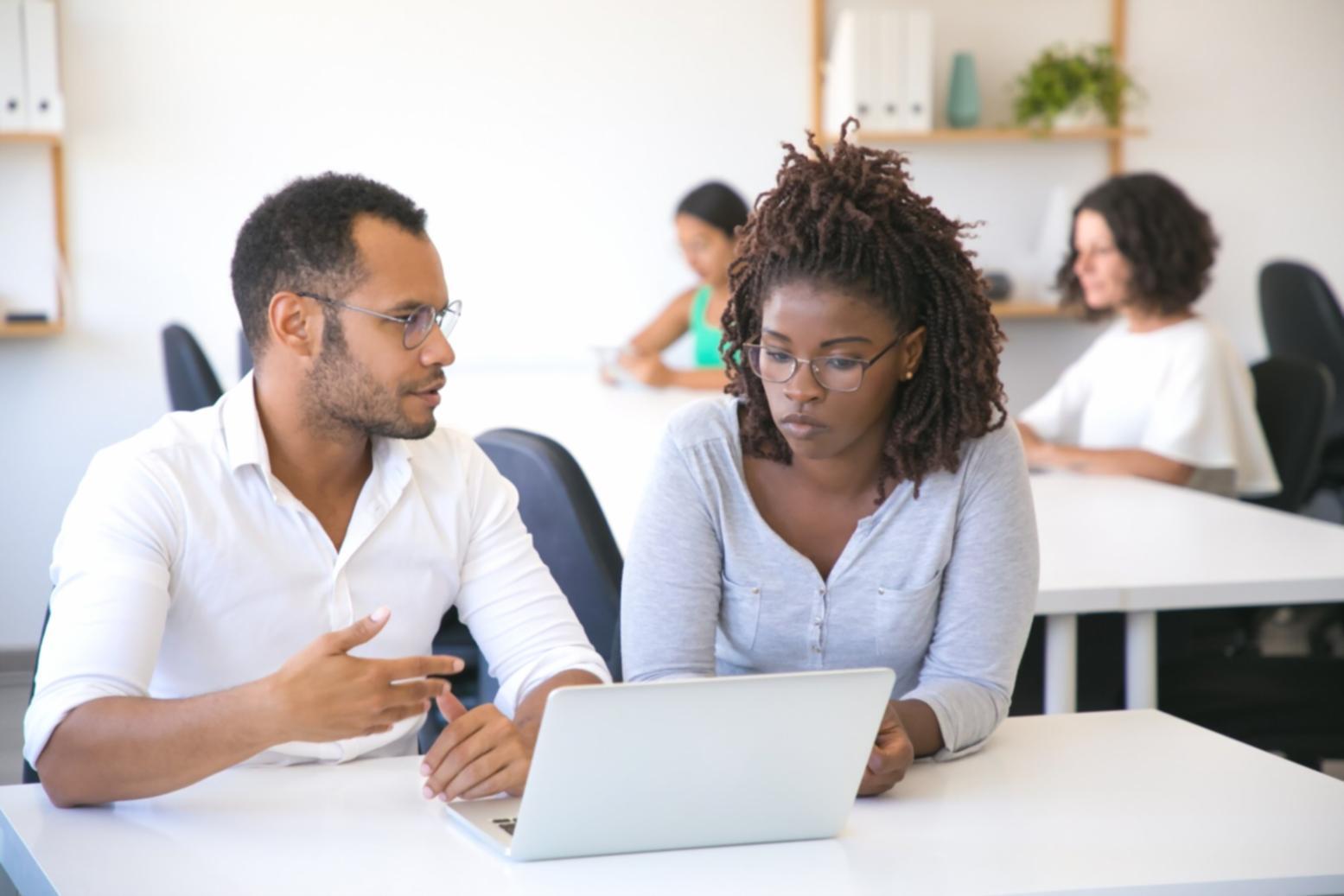 Diplômée souriante tenant son certificat de formation